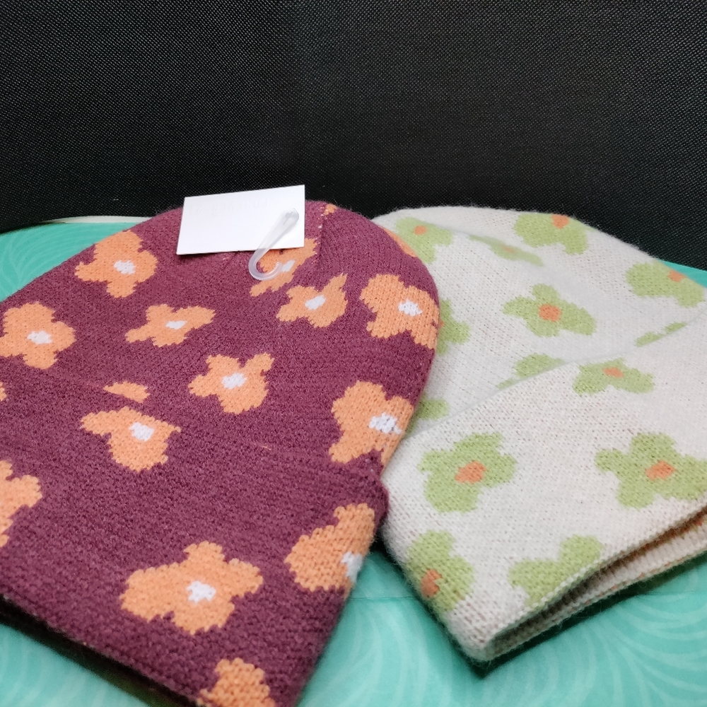 Girls floral knit caps set (2); Really cute beanies